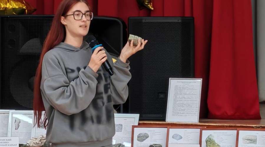 Атомклассу школы №1 передали уникальную коллекцию камней, которые студенты со всей России собрали на Урале