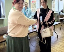 Впервые голосующим на выборах в Заречном вручают сувениры