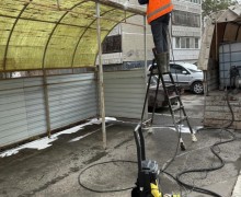 УК ДЕЗ помыла мусорные контейнерные площадки на площадках, за которые она отвечает