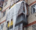 Необходимо очищать крыши и козырьки в Заречном от снега и наледи!