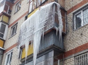 Необходимо очищать крыши и козырьки в Заречном от снега и наледи!