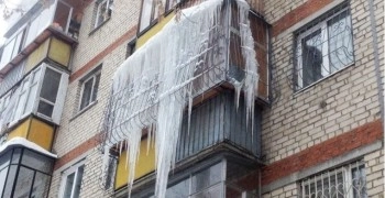 Необходимо очищать крыши и козырьки в Заречном от снега и наледи!