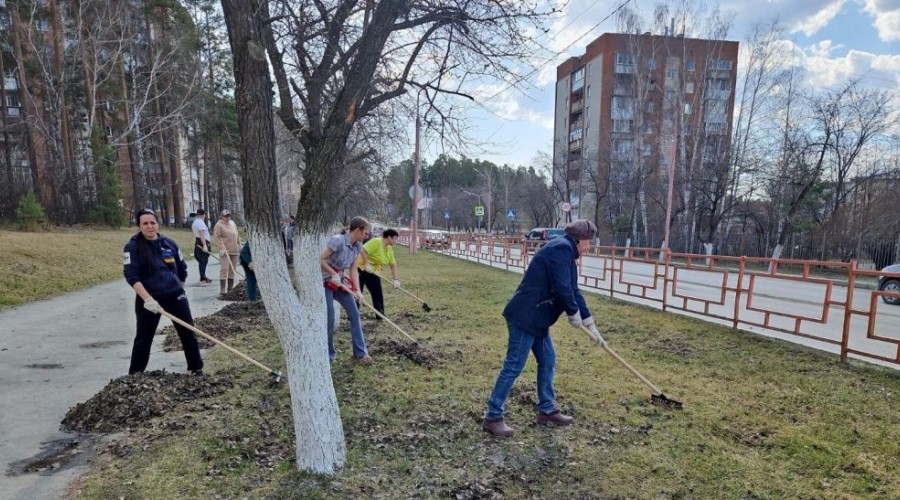 СЕГОДНЯ в тёплый апрельский день сотрудники предприятий вышли на традиционные весенние субботники