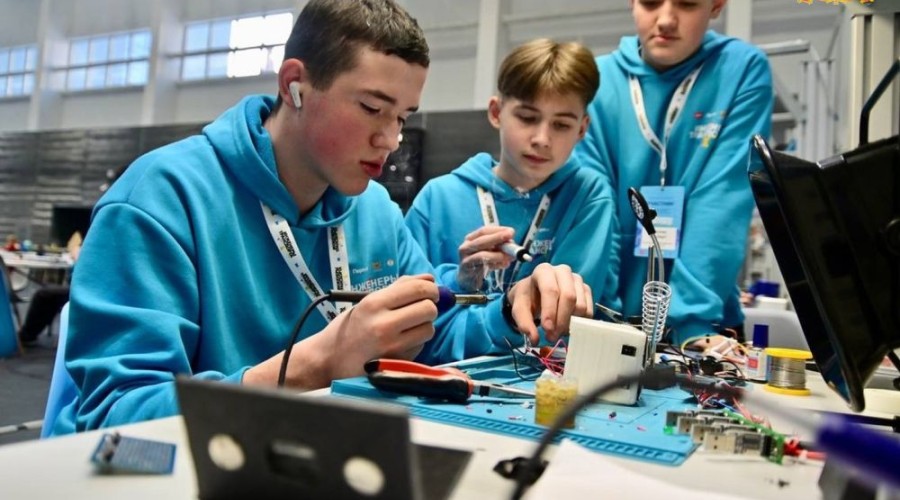 Юные изобретатели — участники Всероссийского конкурса детских изобретений «Инженеры транспорта» — презентовали свои проекты