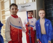 Пловцы из Заречного завоевали 12 наград на соревнованиях в Новоуральске