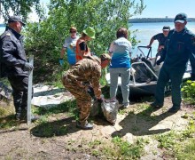 Воспитанники школьного лесничества Кедр помогли провести уборку на правом берегу водохранилища