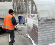 УК ДЕЗ помыла мусорные контейнерные площадки на площадках, за которые она отвечает