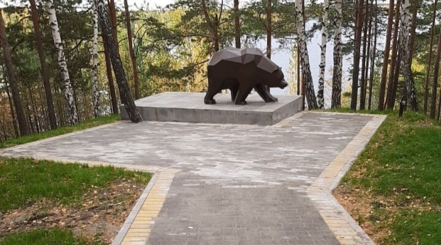 К медведю, который живёт у смотровой площадки сделали удобную тропинку