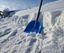 Работники ООО ДЕЗ очищают кровли жилых домов от снега и наледи