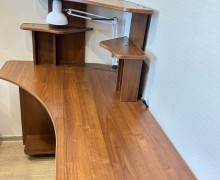 Продам стол в хорошем состоянии. Отдам тумбочку в подарок.