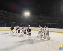 Хоккейный корт во дворе Курчатова, 29 и 31 сегодня торжественно открыли - он практически новый!