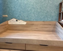 Комплект мебели б/у: кровать, шкаф и стол — срочная продажа