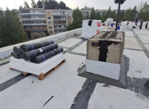 На Курчатова, 27/3 капитально ремонтируют кровлю