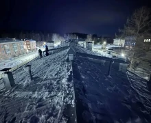 Продолжается активная фаза работ по уборке снега со скатных крыш!