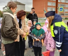 Сотрудники Госавтоинспекции провели акцию «Засветись» совместно с воспитанниками детского сада «Солнышко»