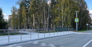 На улице Ленина у Покровского храма установили хромовые ограждения вместо оранжевых