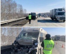Четыре человека пострадали в столкновении микроавтобуса и фургона на трассе под Екатеринбургом