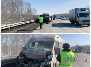 Четыре человека пострадали в столкновении микроавтобуса и фургона на трассе под Екатеринбургом