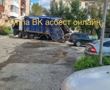 Мусоровоз провалился во дворе на улице Мира, 7