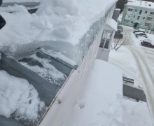 Продолжается активная фаза работ по уборке снега со скатных крыш!
