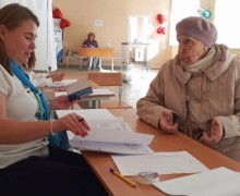 Избиратели старше 90 лет приходят на участки в Заречном