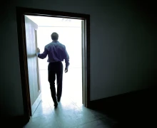 Могут ли оштрафовать за дверь, которая открывается наружу?