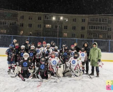 Хоккейный корт во дворе Курчатова, 29 и 31 сегодня торжественно открыли - он практически новый!