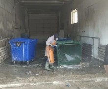 В Заречном начали мыть контейнеры для подготовки к летнему сезону