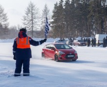 Более 30 автомобилей завершили зимний сезон на катке «Электрона»