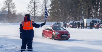 Более 30 автомобилей завершили зимний сезон на катке «Электрона»