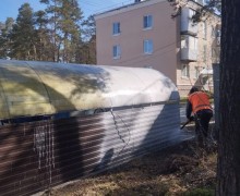 УК ДЕЗ помыла мусорные контейнерные площадки на площадках, за которые она отвечает