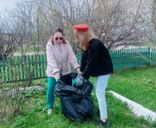 Юнармейцы Белоярского многопрофильного техникума привели в порядок территорию возле памятника героям Великой Отечественной войны