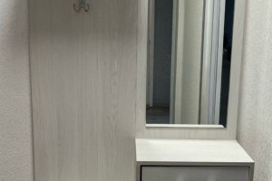 Прихожая с зеркалом в отличном состоянии