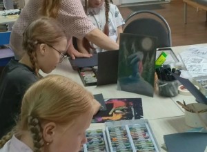 В Мезенской библиотеке прошёл мастер-класс по масляной пастели