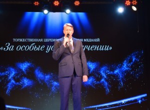 В Белоярском РДК состоялось вручение медалей «За особые успехи в учении»