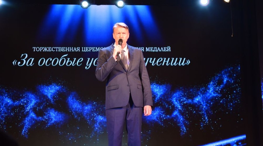 В Белоярском РДК состоялось вручение медалей «За особые успехи в учении»