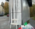 В Заречном художница украшает ещё одну остановку берёзками