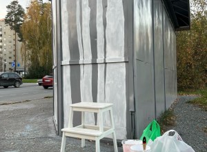 В Заречном художница украшает ещё одну остановку берёзками