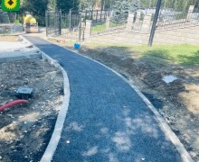 Благоустройство пешеходной зоны на улице Курчатова продолжается