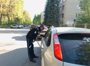 Очередное профилактическое мероприятие «Ребенок-пассажир» проведено сотрудниками Госавтоинспекции вблизи детской поликлиники города Заречного