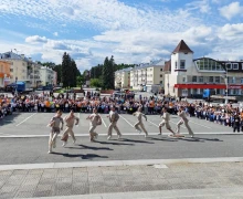 На площади перед ДК Ровесник началась общегородская линейка, посвящённая Дню знаний