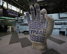 Новый арт-объект в виде 3-метровой строительной перчатки может появиться в Екатеринбурге