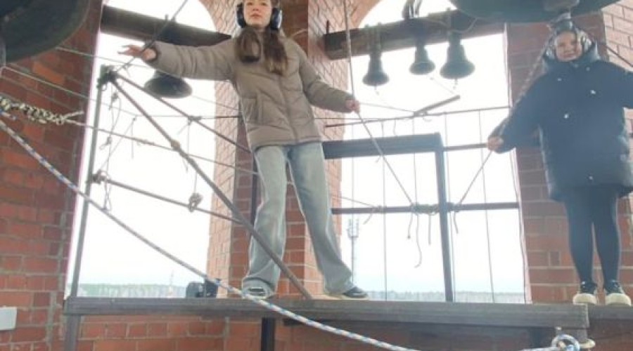 21 апреля ученики 5а класса Мезенской школы ходили на экскурсию в Храм на колокольню