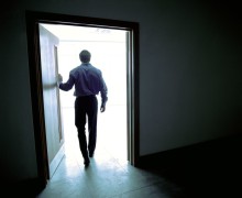 Могут ли оштрафовать за дверь, которая открывается наружу?