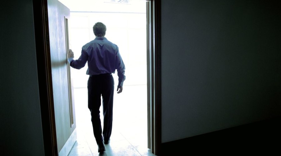 Могут ли оштрафовать за дверь, которая открывается наружу?