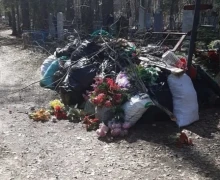 Если сегодня, не смотря на капризы погоды, вы всё же пойдёте на кладбище, обратите внимание - мусор можно и нужно выбрасывать в синей бункеры (на фото)