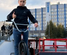 Скейтпарк в Заречном оживает: юные райдеры уже осваивают бетонные фигуры