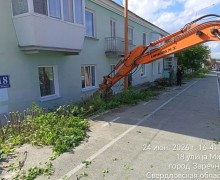 На улице Мира в Заречном проводят расчистку от кустарников