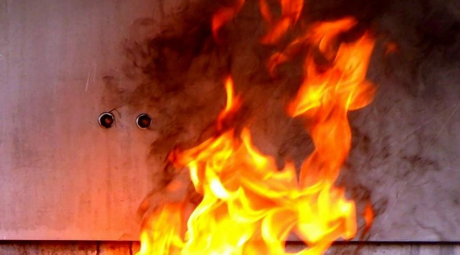 За сутки в Заречном ликвидировали два пожара: горели гараж и квартира