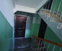 В доме на Кузнецова завершили ремонт подъезда и обновили двери